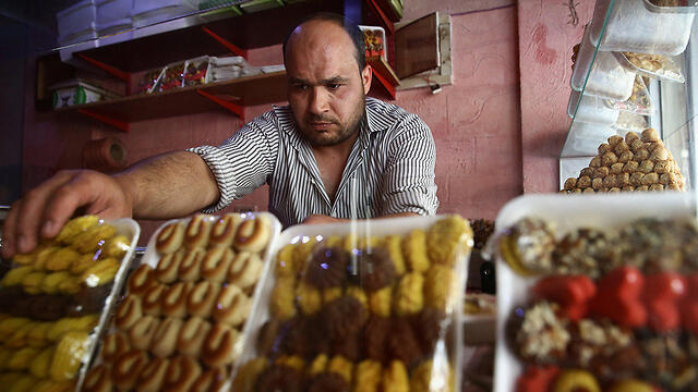 Ramadan sweets being sold in Damascus (צילום: רויטרס) Ramadan sweets being sold in Damascus
