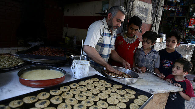 Ramadan sweets being sold in Damascus (צילום: רויטרס) Ramadan sweets being sold in Damascus