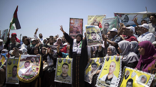Palestinians celebrating the end of the hunger strike (Photo: AFP)