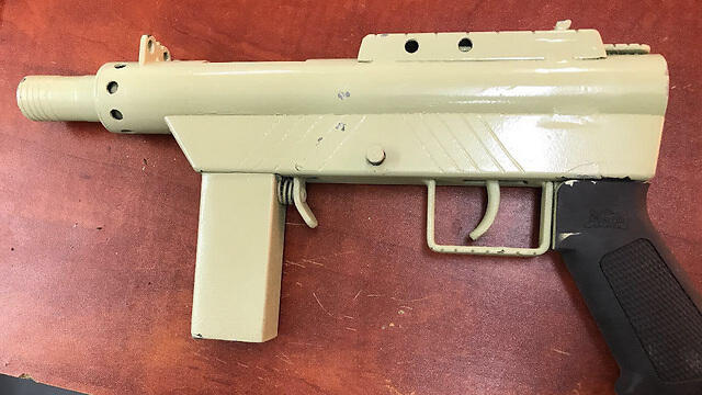 Seized sub-machine gun (Photo: Shin Bet) (צילום: תקשורת שב"כ) Seized sub-machine gun (Photo: Shin Bet)