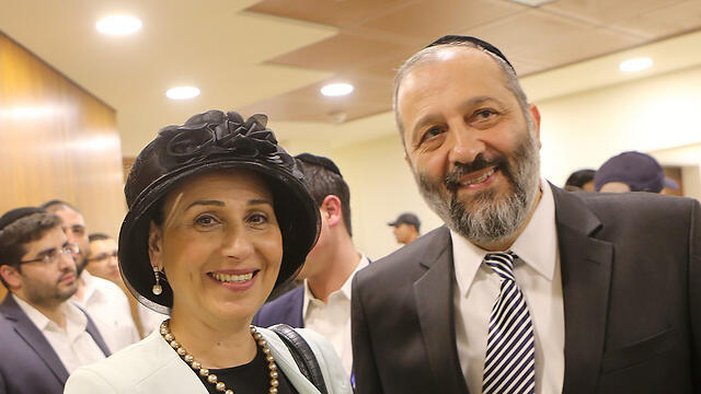 Aryeh Deri and his wife, Yaffa (Photo: Alex Kolomoisky) (צילום: אלכס קולומויסקי) Aryeh Deri and his wife, Yaffa (Photo: Alex Kolomoisky)