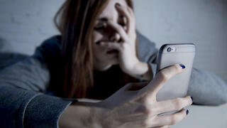 Девушка с телефоном 