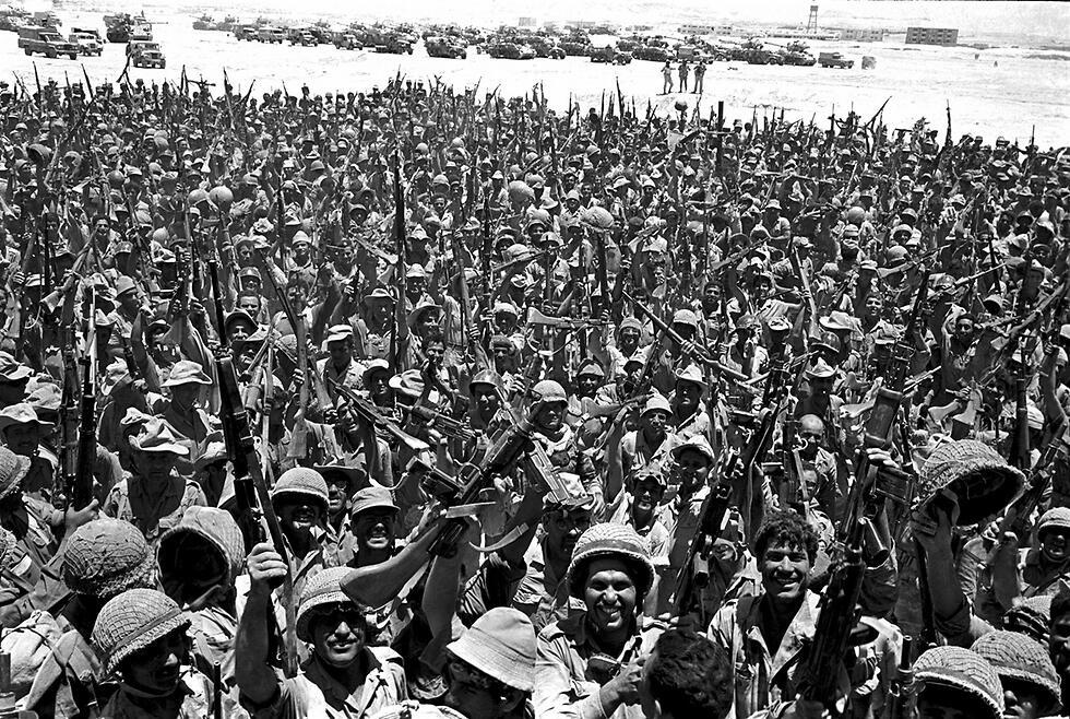 IDF troops in Sinai celebrating the end of the 1967 Six-Day War (צילום: AP) IDF troops in Sinai celebrating the end of the 1967 Six-Day War