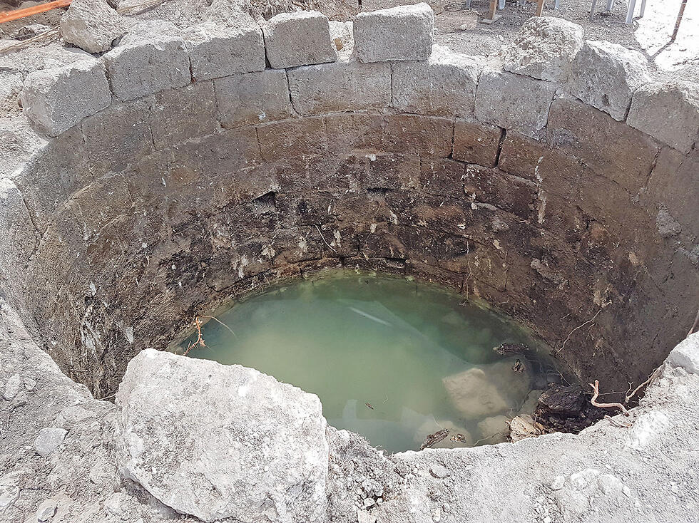 Колодец отделан камнем