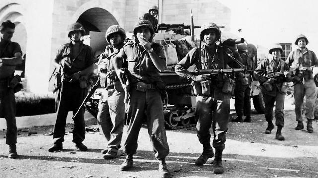 Soldiers in Jerusalem during the Six Day war (Photo: AP) (צילום: AP) Soldiers in Jerusalem during the Six Day war (Photo: AP)