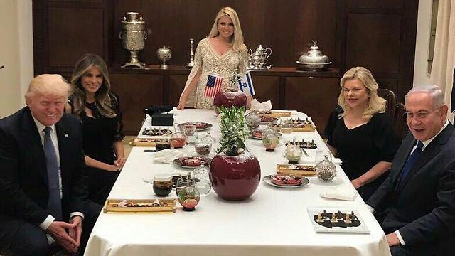 Шири Маймон и стол с десертом. Фото: ЛААМ