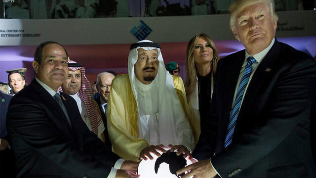 Встреча Трампа с Ас-Сиси в Саудовской Аравии. Фото: AP / Saudi Press Agency (צילום: AP / Saudi Press Agency) Встреча Трампа с Ас-Сиси в Саудовской Аравии. Фото: AP / Saudi Press Agency