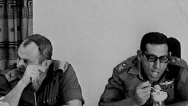 Yaakov (L) with then-brig. gen. Rehavam Ze'evi during a meeting of the IDF's top echelon