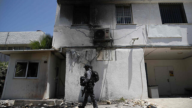 The burnt police station (Photo: AFP) (צילום: AFP) The burnt police station (Photo: AFP)