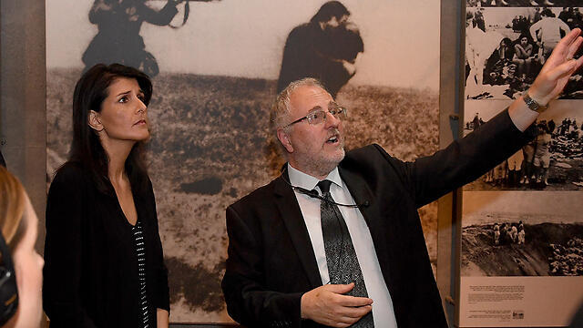 Представитель США в ООН Никки Хейли во время визита в "Яд ва-Шем". Фото: Matty Stern/U.S. Embassy Tel Aviv (צילום: Matty Stern/U.S. Embassy Tel Aviv) Представитель США в ООН Никки Хейли во время визита в "Яд ва-Шем". Фото: Matty Stern/U.S. Embassy Tel Aviv