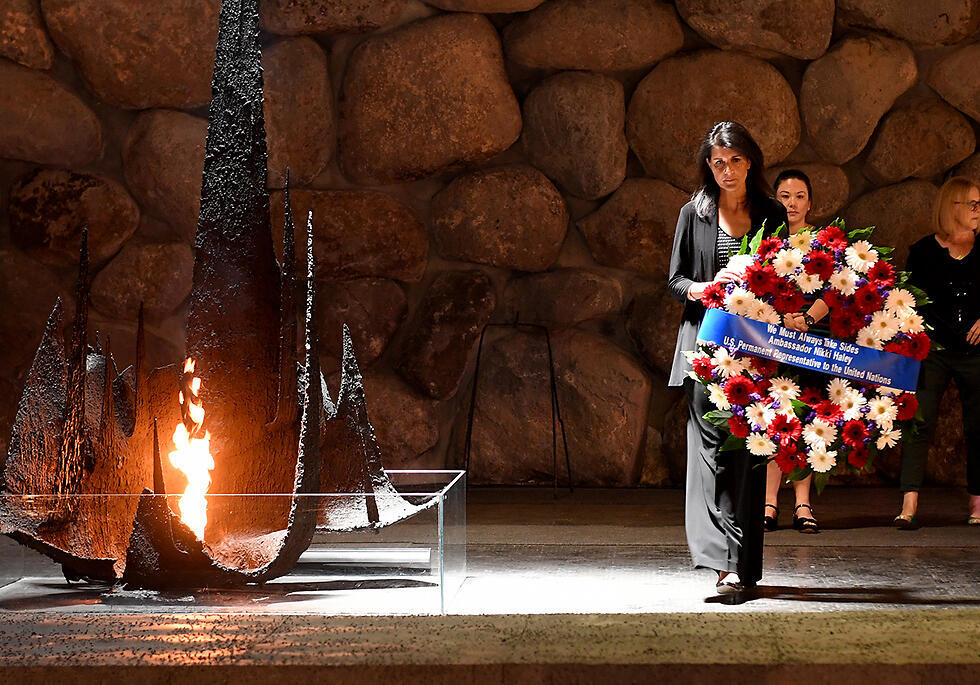 Никки Хейли в "Яд ва-Шем". Фото: Матти Штерн (צילום: Matty Stern/U.S. Embassy Tel Aviv) Никки Хейли в "Яд ва-Шем". Фото: Матти Штерн