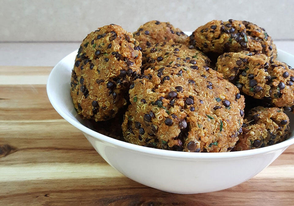 Тефтельки из чечевицы и киноа. Фото: Мири Цадок