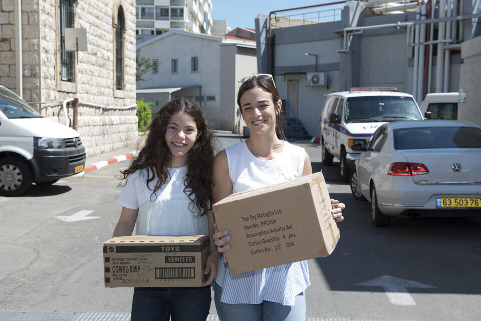 Мааян Регев (слева) с классной руководительницей и подарками для больницы "Рамбам" (Больница) Мааян Регев (слева) с классной руководительницей и подарками для больницы "Рамбам"