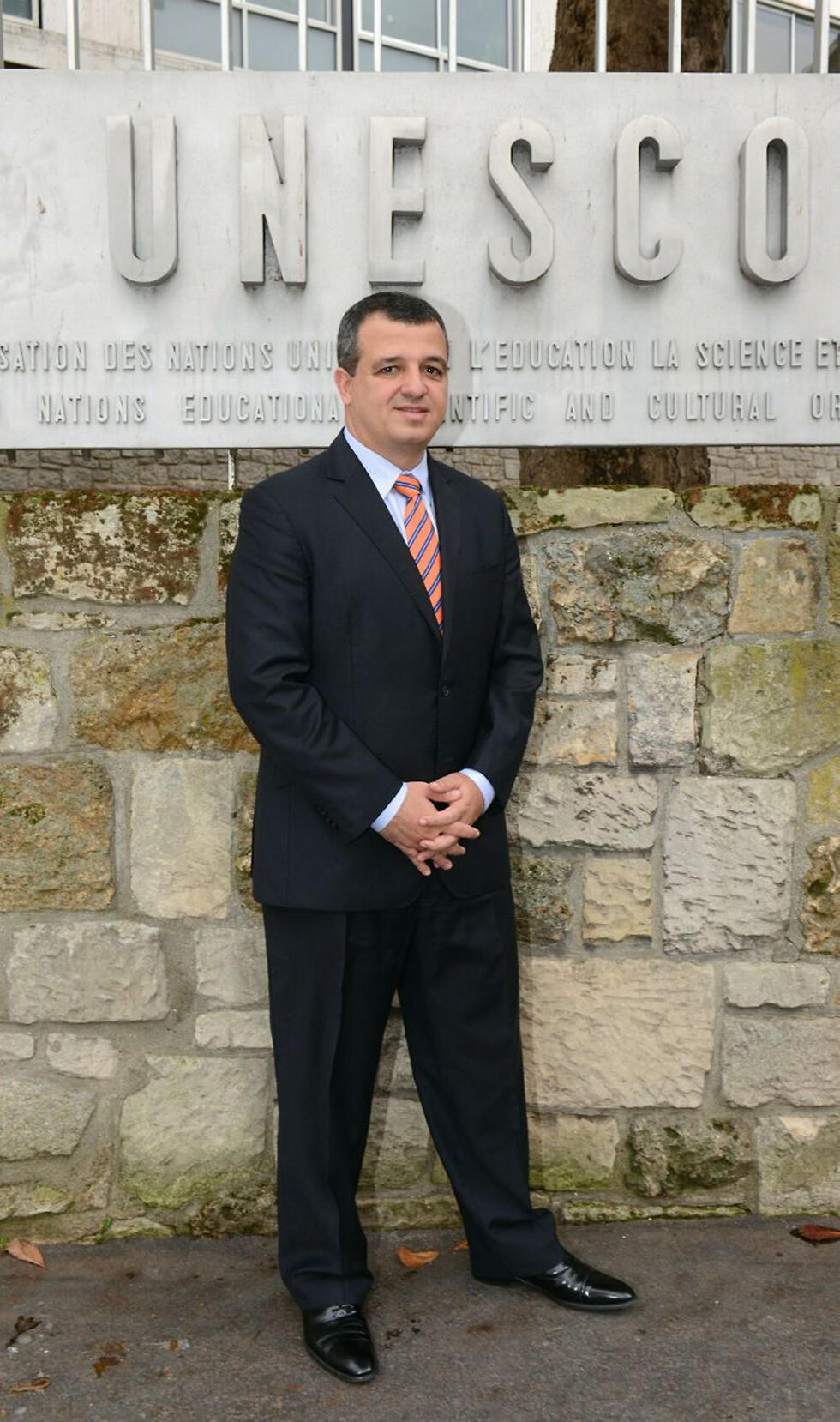 Кармель Шама ха-Коэн у здания ЮНЕСКО