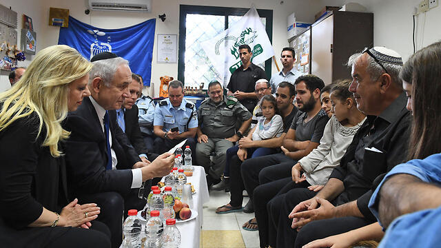 PM Netanyahu visiting the Malka family Sunday (Photo: Kobi Gidon/GPO)