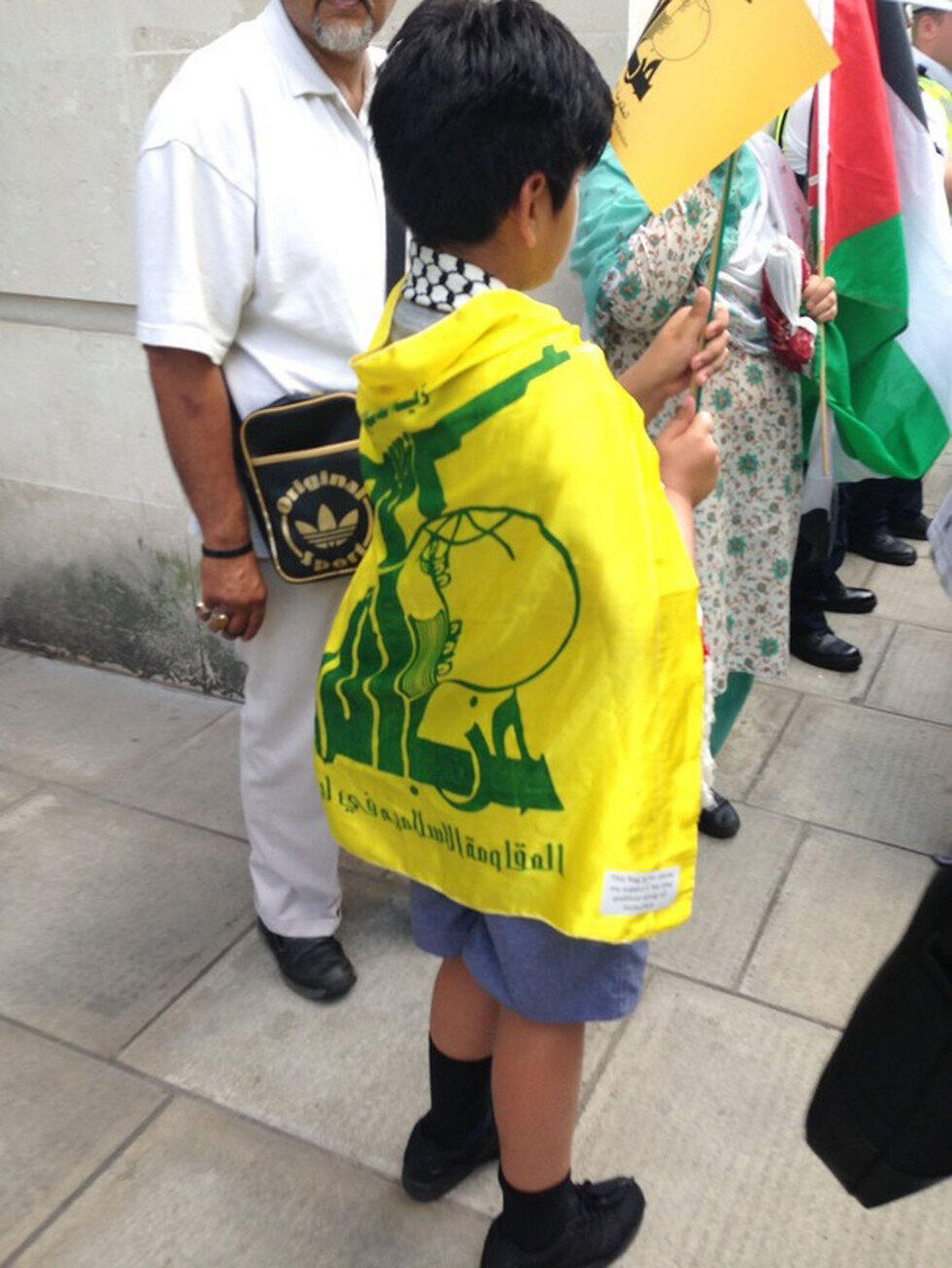 Child attending the march wrapped in a Hezbollah flag (Photo: World Jewish Congress) (צילום: באדיבות הקונגרס היהודי העולמי ) Child attending the march wrapped in a Hezbollah flag (Photo: World Jewish Congress)
