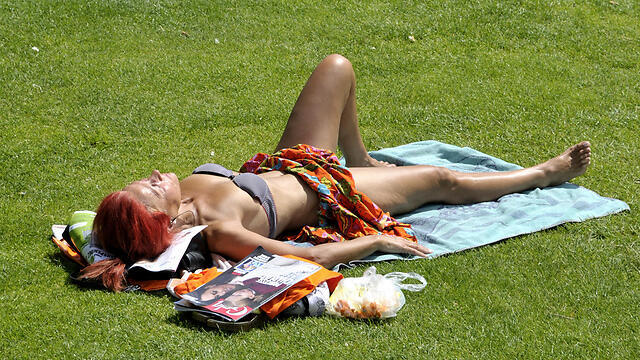 Жара в Париже. Фото: МСТ (צילום: MCT) Жара в Париже. Фото: МСТ