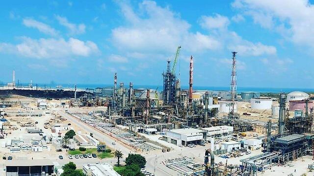 Нефтеперегонный завод "Паз" в Ашдоде. Фото: Шломи Охана (צילום: שלומי אוחנה ) Нефтеперегонный завод "Паз" в Ашдоде. Фото: Шломи Охана