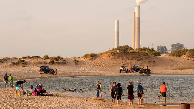 Трубы электростанции в Израиле. Фото: AFP (צילום: AFP) Трубы электростанции в Израиле. Фото: AFP