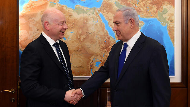 Посланник президента США Джейсон Гринблатт и премьер-министр Биньямин Нетаниягу. Фото: Хаим Цах/ЛААМ (צילום: חיים צח/לע"מ) Посланник президента США Джейсон Гринблатт и премьер-министр Биньямин Нетаниягу. Фото: Хаим Цах/ЛААМ