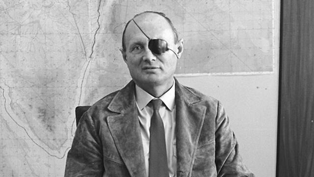 Geffen wrote that despite having only one eye, his relative Moshe Dayan 'saw Israel's security from afar' (צילום: במחנה, באדיבות ארכיון צה"ל במשרד הביטחון) Geffen wrote that despite having only one eye, his relative Moshe Dayan 'saw Israel's security from afar'
