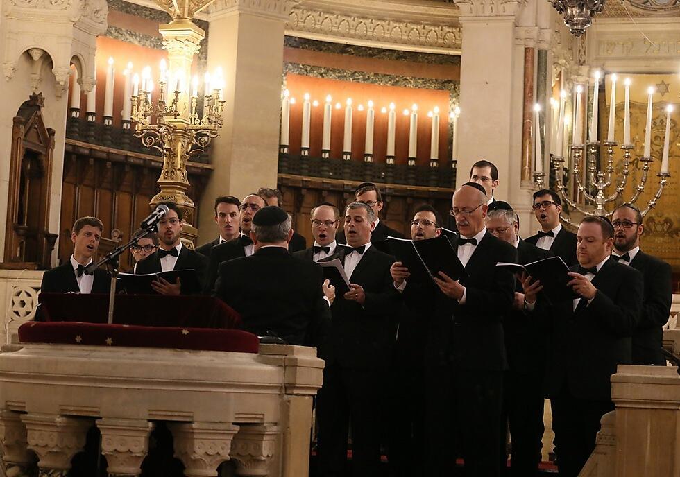 The choir performs at the Grand Synagogue in Paris (Photo: Aline Azaria)