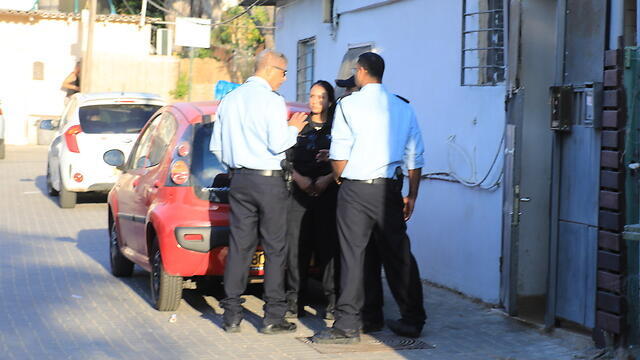 Police arrive at the apartment (Photo: Shaul Golan)