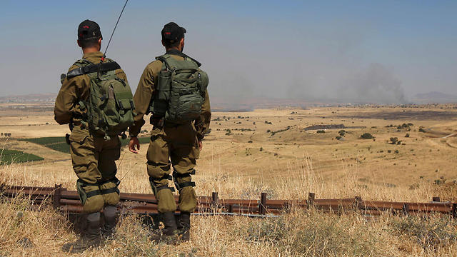 IDF soldiers look towards fighting in Syria (Photo: AFP) (צילום: AFP) IDF soldiers look towards fighting in Syria (Photo: AFP)
