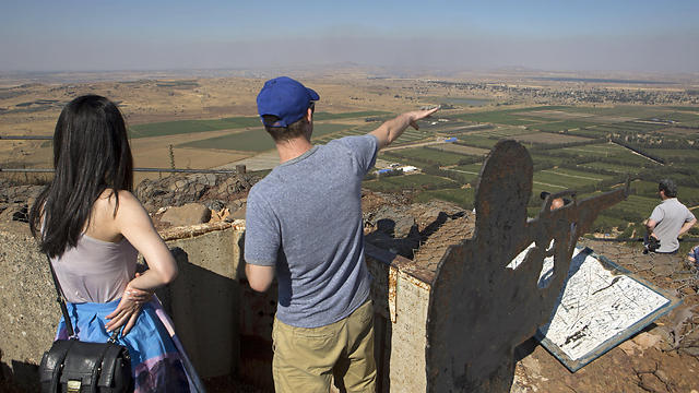 Holidaymakers in Israel point to the rising smoke (Photo: EPA) (צילום: EPA) Holidaymakers in Israel point to the rising smoke (Photo: EPA)