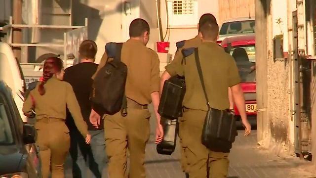 Soldiers arrive at the scene (Photo: Hagai Dekel)