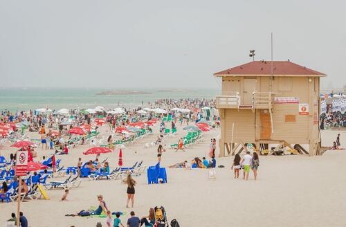 Пляж во время хамсина. Фото: Roman Yanushevsky shutterstock (Roman Yanushecsky shutterstock) Пляж во время хамсина. Фото: Roman Yanushevsky shutterstock