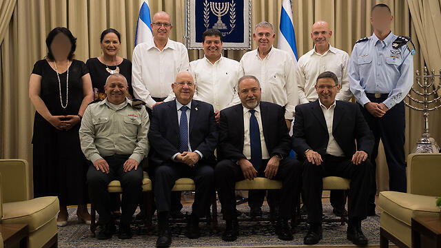 Rivlin, Lieberman and Eisenkott with the prize recipients (Photo: IDF Spokesperson's Unit) (צילום: דובר צה"ל) Rivlin, Lieberman and Eisenkott with the prize recipients (Photo: IDF Spokesperson's Unit)