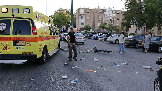 The scene of an accident that left a 60-year-old motorcylist dead (צילום: תיעוד מבצעי מד"א) The scene of an accident that left a 60-year-old motorcylist dead