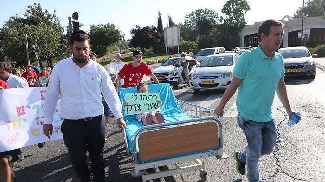 הפגנה של ה הורים ל ילדים חולי סרטן מ הדסה ירושלים אוהל מחאה לכיוון גשר המיתרים (צילום: אלכס קולומויסקי) הפגנה של ה הורים ל ילדים חולי סרטן מ הדסה ירושלים אוהל מחאה לכיוון גשר המיתרים
