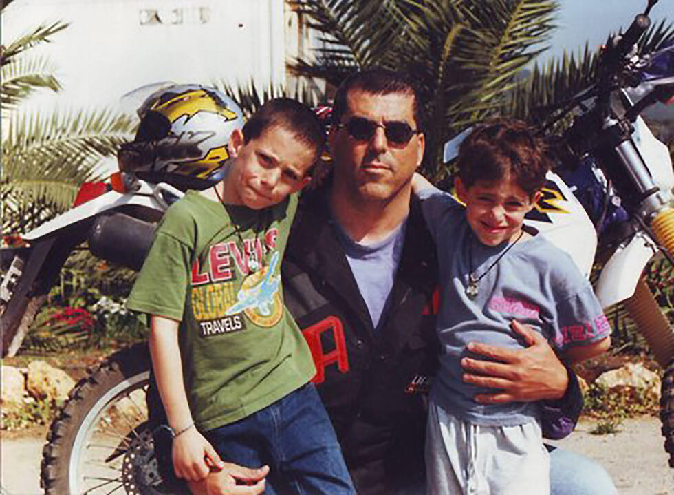 Орен Альмог с отцом и братом незадолго до теракта