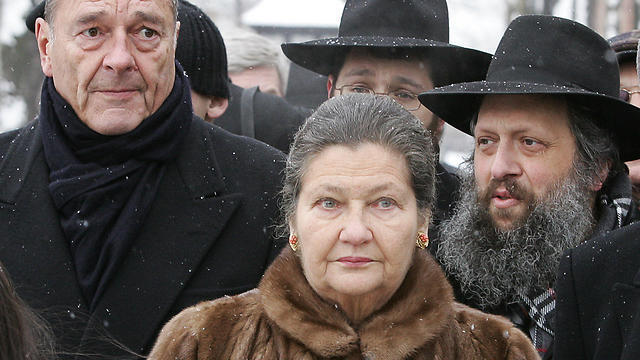 Veil marking the 60th anniversary of Auschwitz's liberation in 2005 with then-President Chirac (Photo: AFP) (צילום: AFP) Veil marking the 60th anniversary of Auschwitz's liberation in 2005 with then-President Chirac (Photo: AFP)