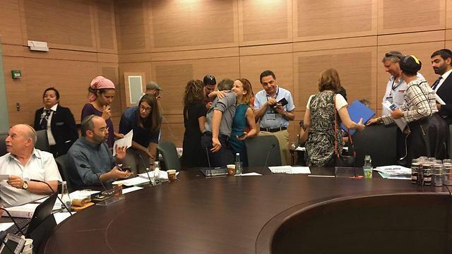 Авторы законопроекта обнимаются после решения комиссииnullnull Авторы законопроекта обнимаются после решения комиссии