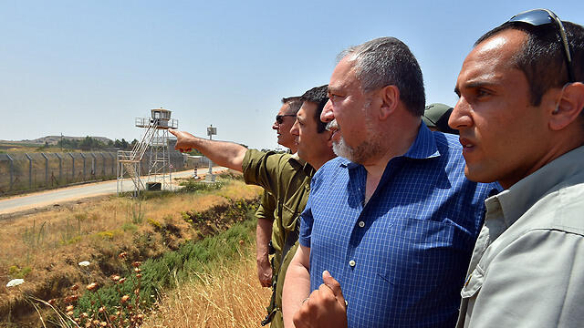 Lieberman at the northern border (Photo: Ariel Hermoni/Defense Ministry)
