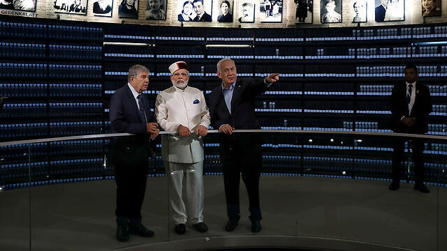 Netanyahu and Modi visit Yad Vashem (Photo: AP)