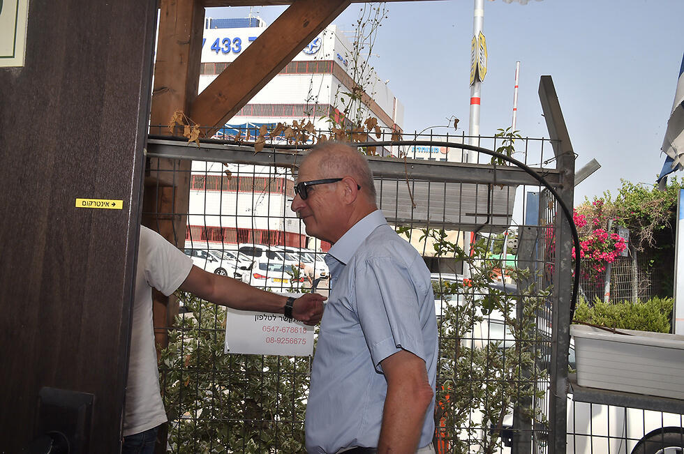 Shimron arriving for investigation (Photo: Yair Sagi) (צילום: יאיר שגיא) Shimron arriving for investigation (Photo: Yair Sagi)