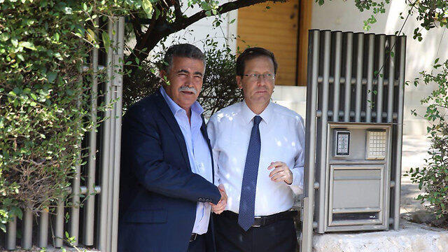 Herzog (R) and Peretz (Photo: Motti Kimchi) (צילום: מוטי קמחי) Herzog (R) and Peretz (Photo: Motti Kimchi)