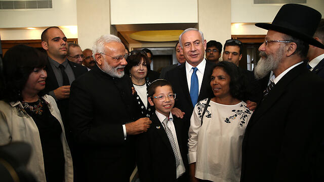 Modi and Netanyahu meet with Moshe Holtzberg (Photo: Ohad Zwigenberg)