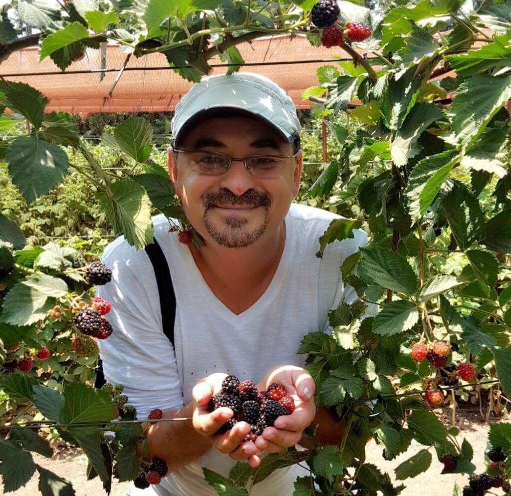 Автор в саду у Рони Леви