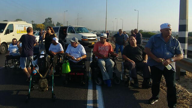 Disability protest (Illustration : Naomi Moravia)