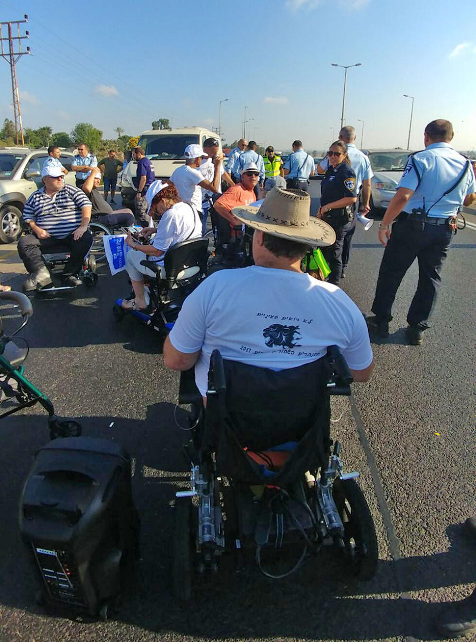 Protesters blocking Highway 4 (Photo: Naomi Morbia)
