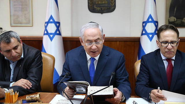 Prime Minister Netanyahu reading from Genesis (Photo: Ohad Zwigenberg) (צילום: אוהד צויגנברג) Prime Minister Netanyahu reading from Genesis (Photo: Ohad Zwigenberg)