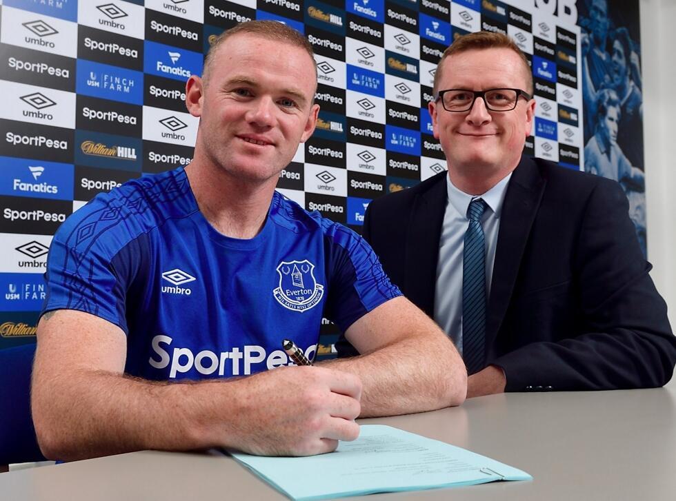 Руни при подписании контракта. Фото из Twitter (צילום: צילום מסך מתוך טוויטר) Руни при подписании контракта. Фото из Twitter