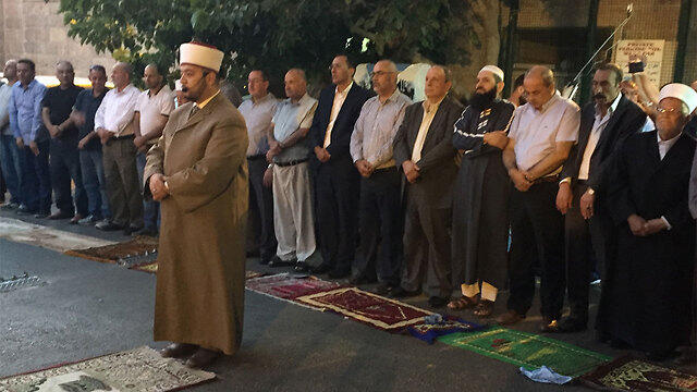 Protest prayer outside the Lions' Gate (Photo: Gil Yohanan)