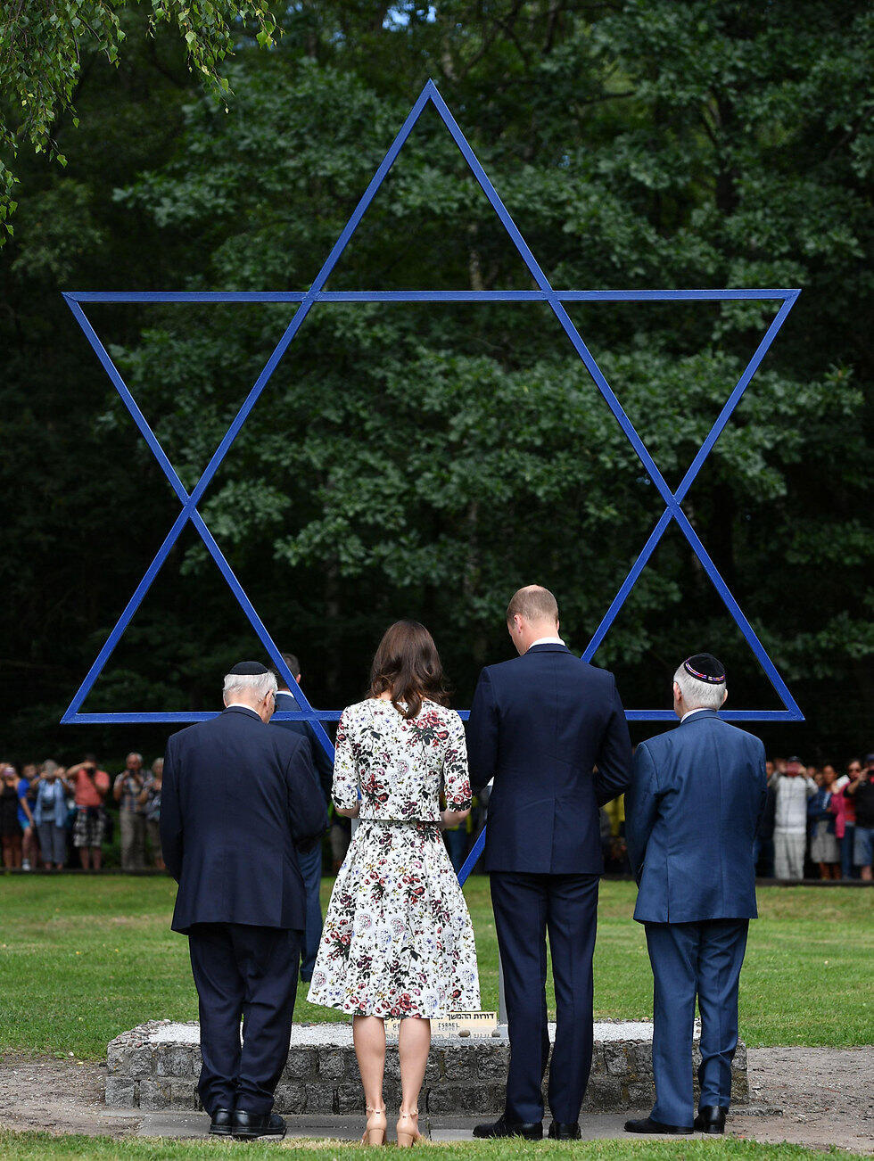Уильям и Кейт вместе с бывшими узниками Штуттгофа Зигги Шиппером и Манфредом Голдбергом возле мемориала (צילום: gettyimages) Уильям и Кейт вместе с бывшими узниками Штуттгофа Зигги Шиппером и Манфредом Голдбергом возле мемориала