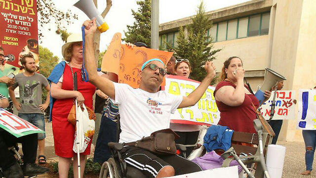 Disabled protesters outside Finance Minister Kahlon's house (Photo: Elad Gershgoren)